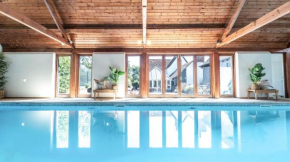 Cosey 2 bed cottage with pool 35 mins from London